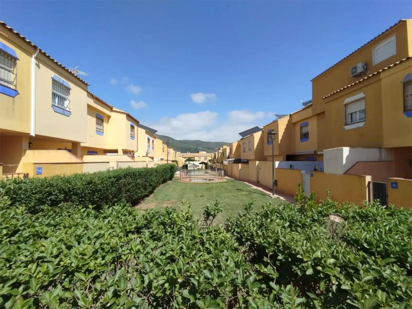 Casa adosada en venda a Calle Begonia, 4, Sierra de Yeguas Vista exterior de Casa adosada en venda en Sierra de Yeguas amb Aire condicionat, Calefacció i Jardí privat