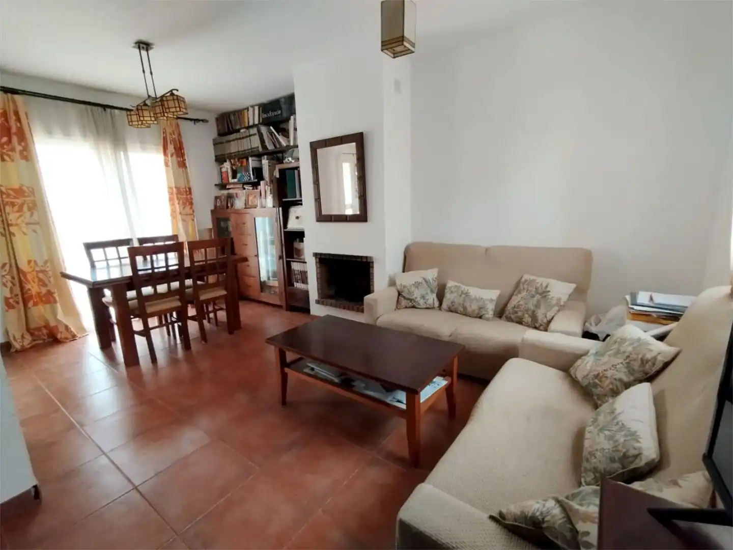 Casa adosada en venda a Calle Begonia, 4, Sierra de Yeguas Sala d'estar de Casa adosada en venda en Sierra de Yeguas amb Aire condicionat, Calefacció i Jardí privat
