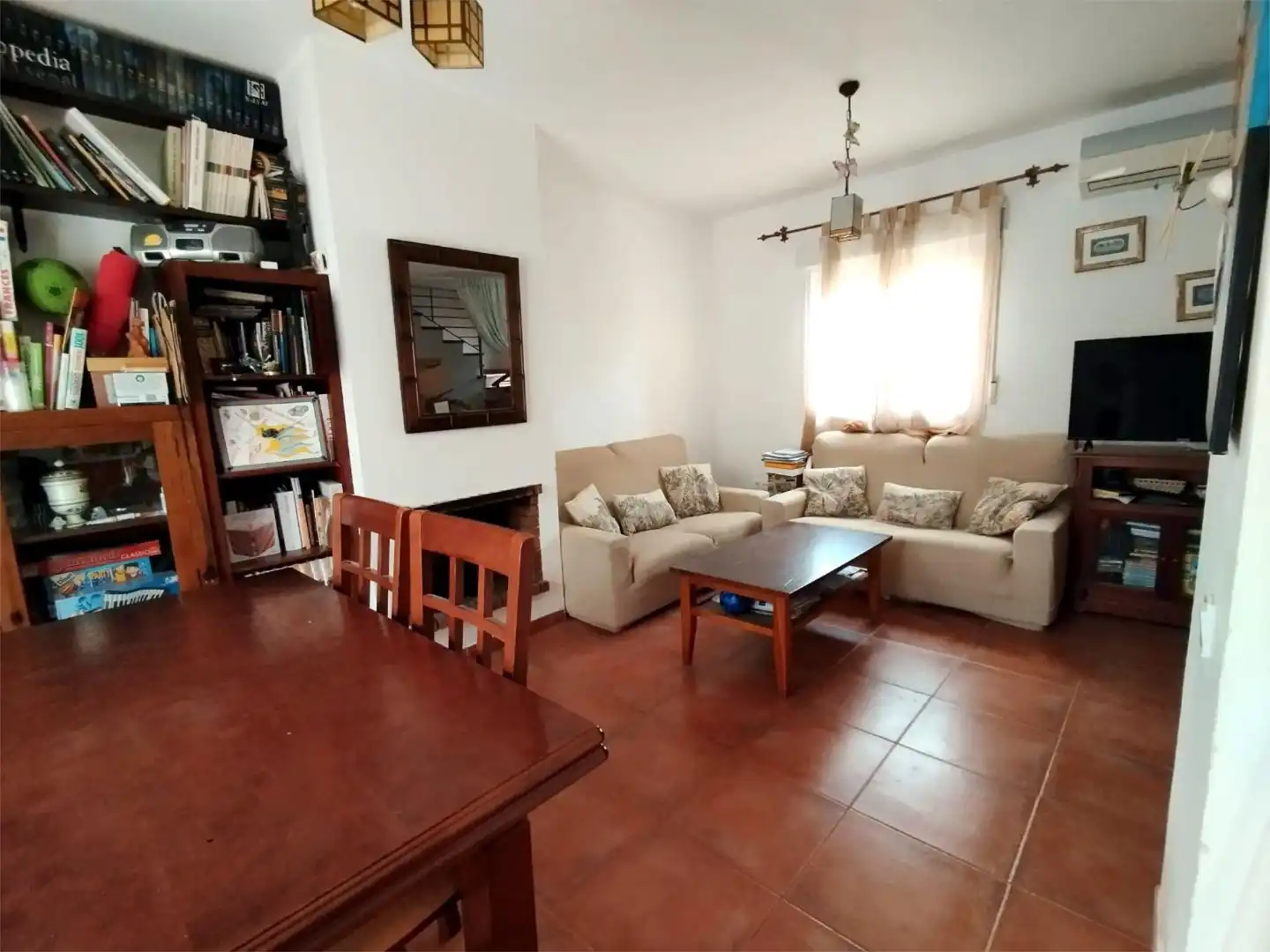 Casa adosada en venda a Calle Begonia, 4, Sierra de Yeguas Sala d'estar de Casa adosada en venda en Sierra de Yeguas amb Aire condicionat, Calefacció i Jardí privat