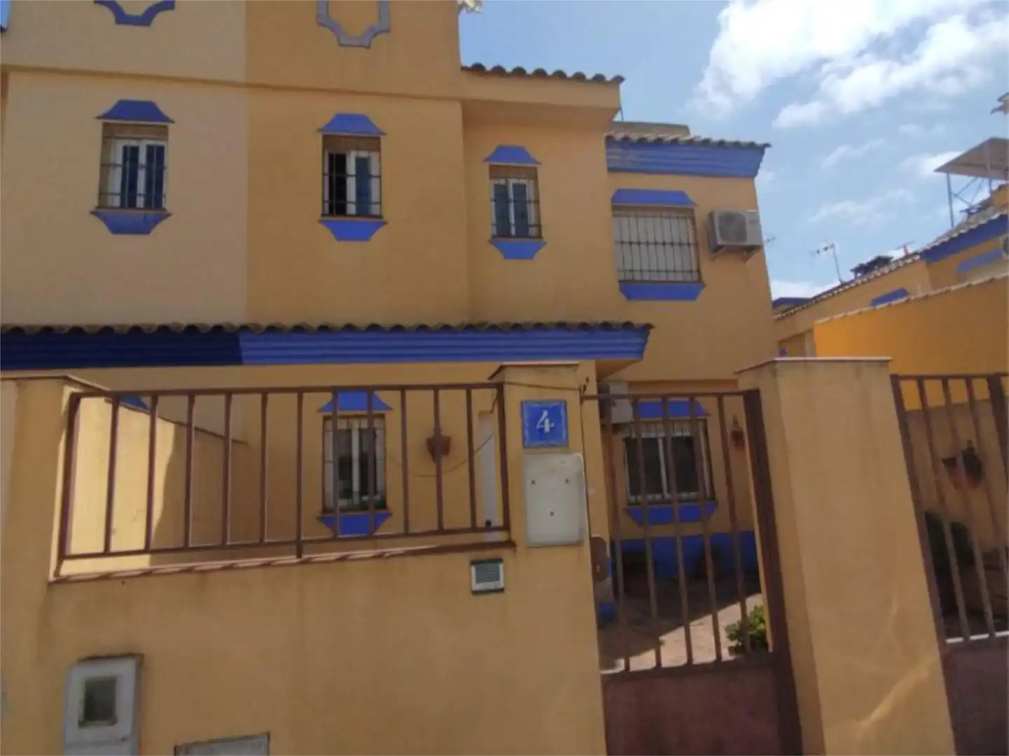 Vista exterior de Casa adosada en venda en Sierra de Yeguas amb Aire condicionat, Calefacció i Jardí privat
