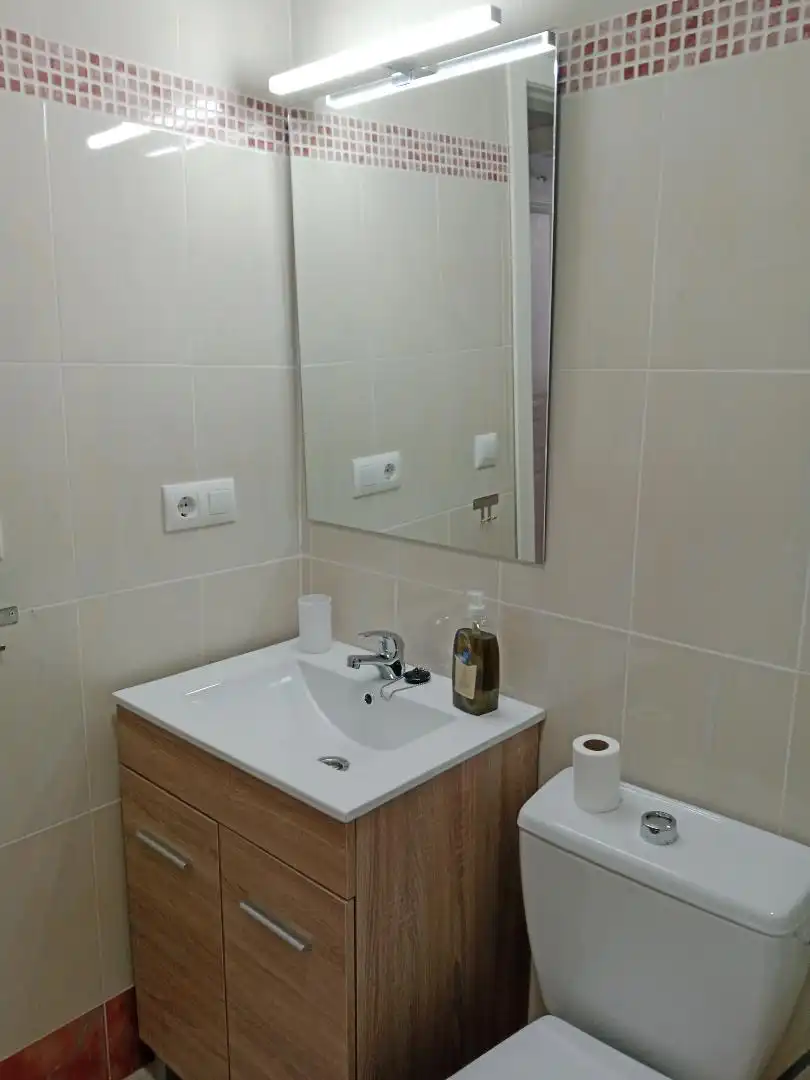 Baño de Piso en venta en Vélez de Benaudalla con Aire acondicionado, Terraza y Piscina