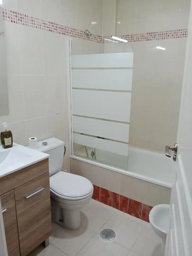 Baño de Piso en venta en Vélez de Benaudalla con Aire acondicionado, Terraza y Piscina