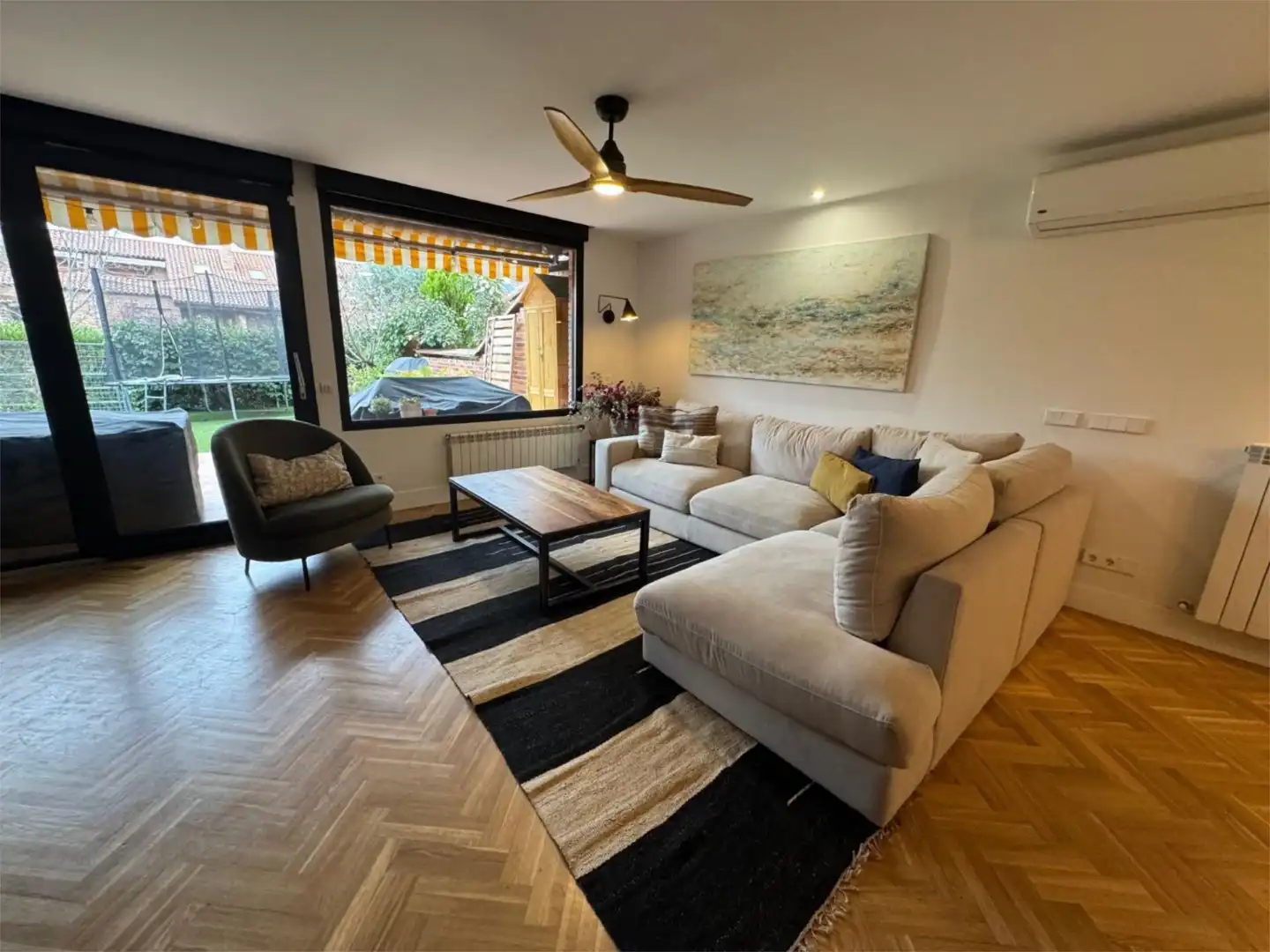 Einfamilien-Reihenhaus zum Verkauf in Zona Carretera del Plantío Wohnzimmer von Einfamilien-Reihenhaus zum Verkauf in Majadahonda mit Klimaanlage, Terrasse und Schwimmbad