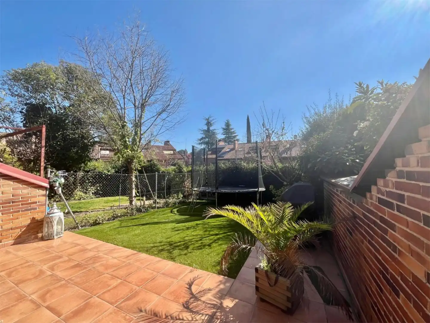 Einfamilien-Reihenhaus zum Verkauf in Zona Carretera del Plantío Garten von Einfamilien-Reihenhaus zum Verkauf in Majadahonda mit Klimaanlage, Terrasse und Schwimmbad