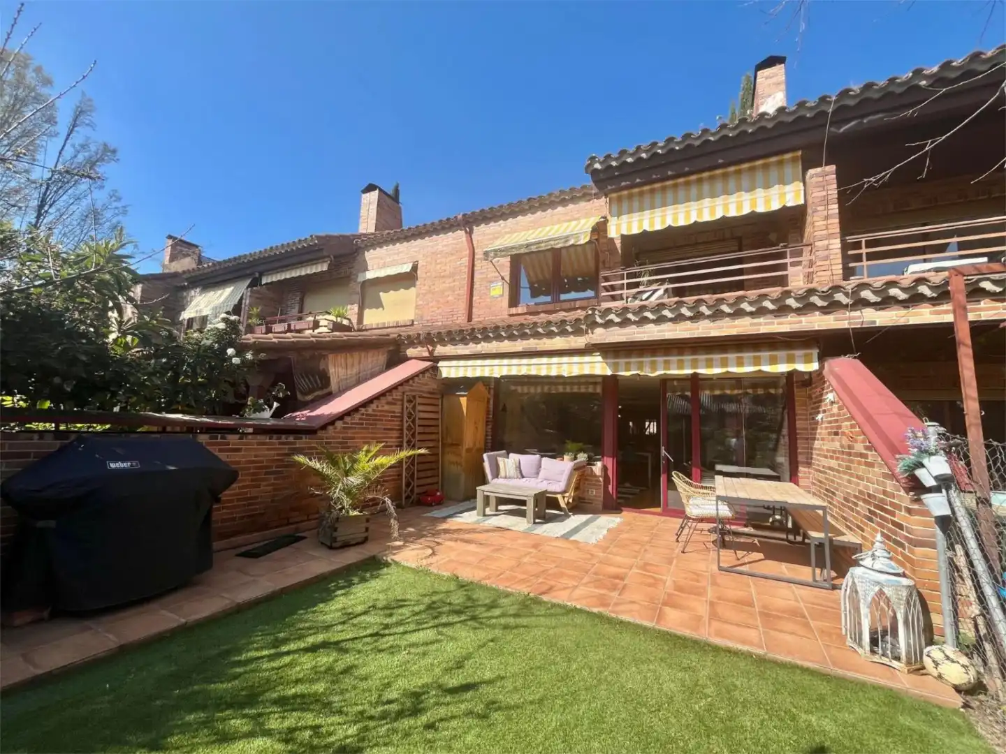Einfamilien-Reihenhaus zum Verkauf in Zona Carretera del Plantío Garten von Einfamilien-Reihenhaus zum Verkauf in Majadahonda mit Klimaanlage, Terrasse und Schwimmbad