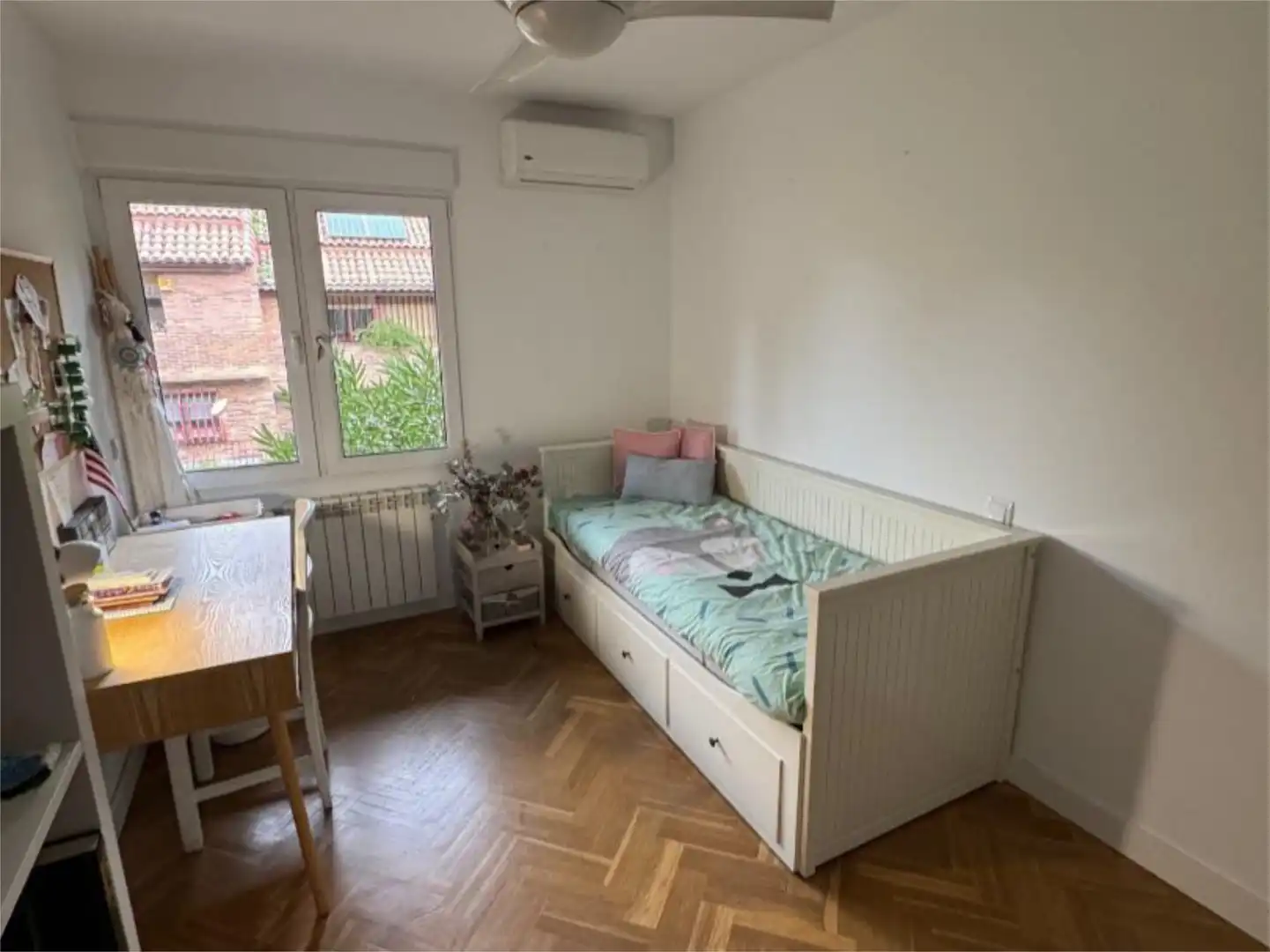 Einfamilien-Reihenhaus zum Verkauf in Zona Carretera del Plantío Schlafzimmer von Einfamilien-Reihenhaus zum Verkauf in Majadahonda mit Klimaanlage, Terrasse und Schwimmbad