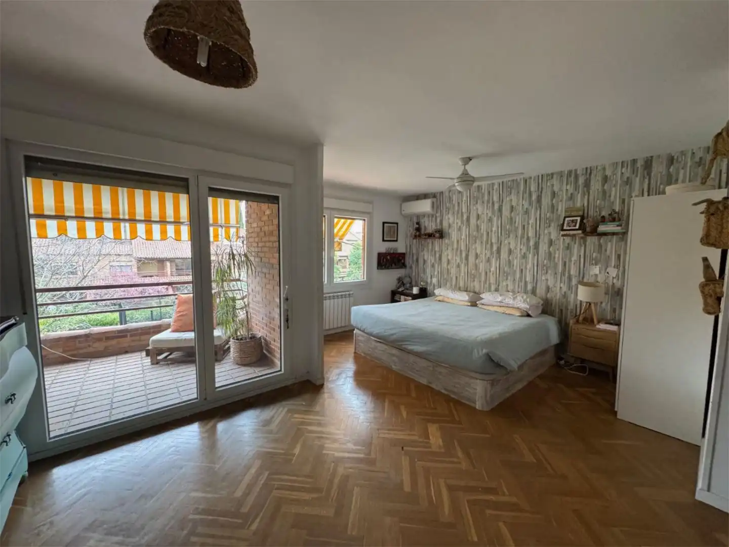 Einfamilien-Reihenhaus zum Verkauf in Zona Carretera del Plantío Schlafzimmer von Einfamilien-Reihenhaus zum Verkauf in Majadahonda mit Klimaanlage, Terrasse und Schwimmbad