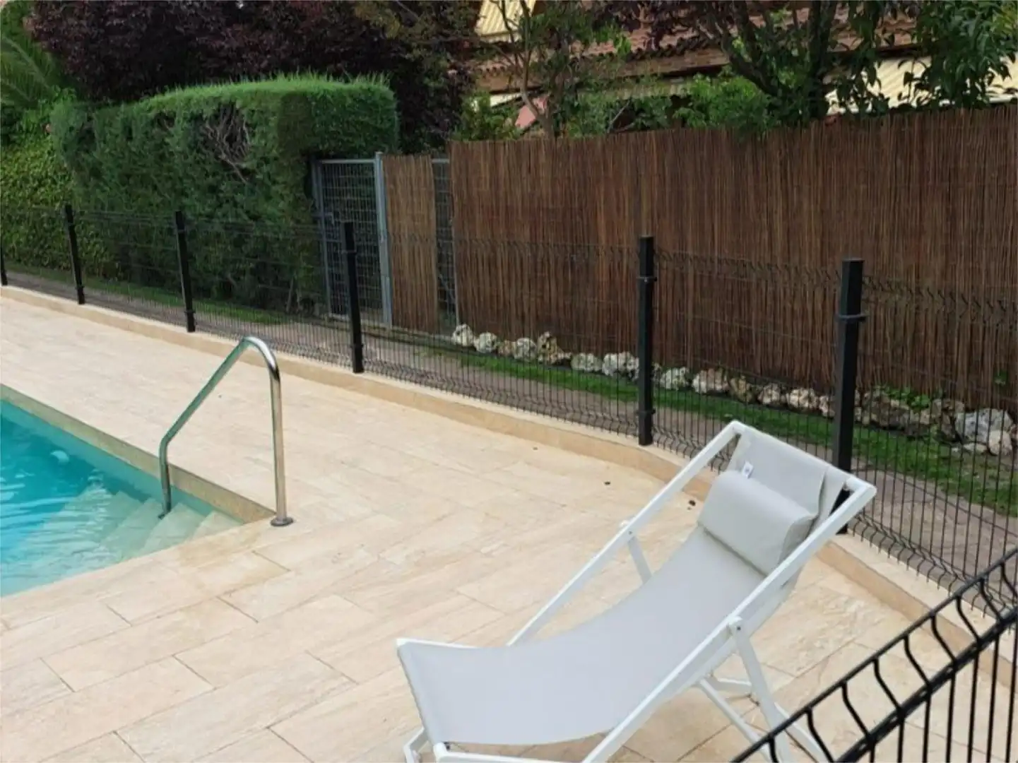 Einfamilien-Reihenhaus zum Verkauf in Zona Carretera del Plantío Schwimmbecken von Einfamilien-Reihenhaus zum Verkauf in Majadahonda mit Klimaanlage, Terrasse und Schwimmbad