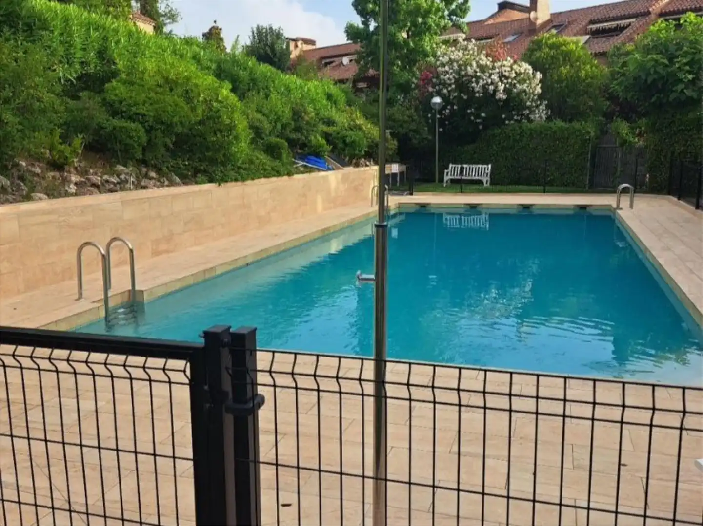Einfamilien-Reihenhaus zum Verkauf in Zona Carretera del Plantío Schwimmbecken von Einfamilien-Reihenhaus zum Verkauf in Majadahonda mit Klimaanlage, Terrasse und Schwimmbad