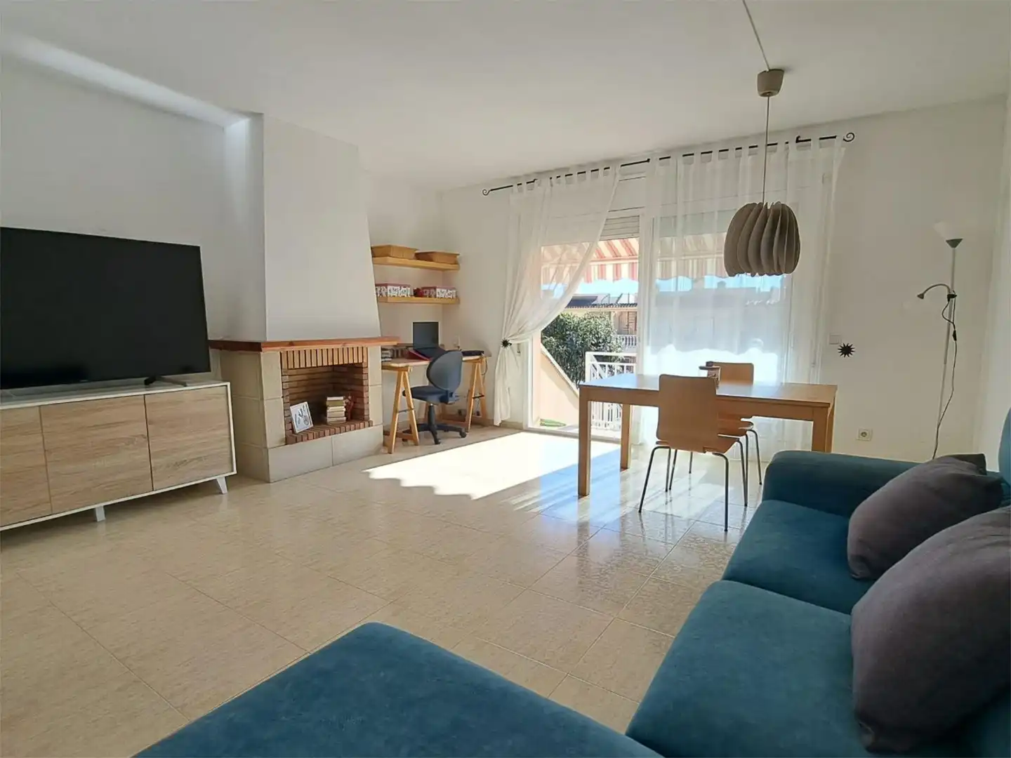 Casa adosada en venta en Doctor Freud, 2, Bonavista Sala de estar de Casa adosada en venta en El Vendrell con Terraza, Piscina y Balcón