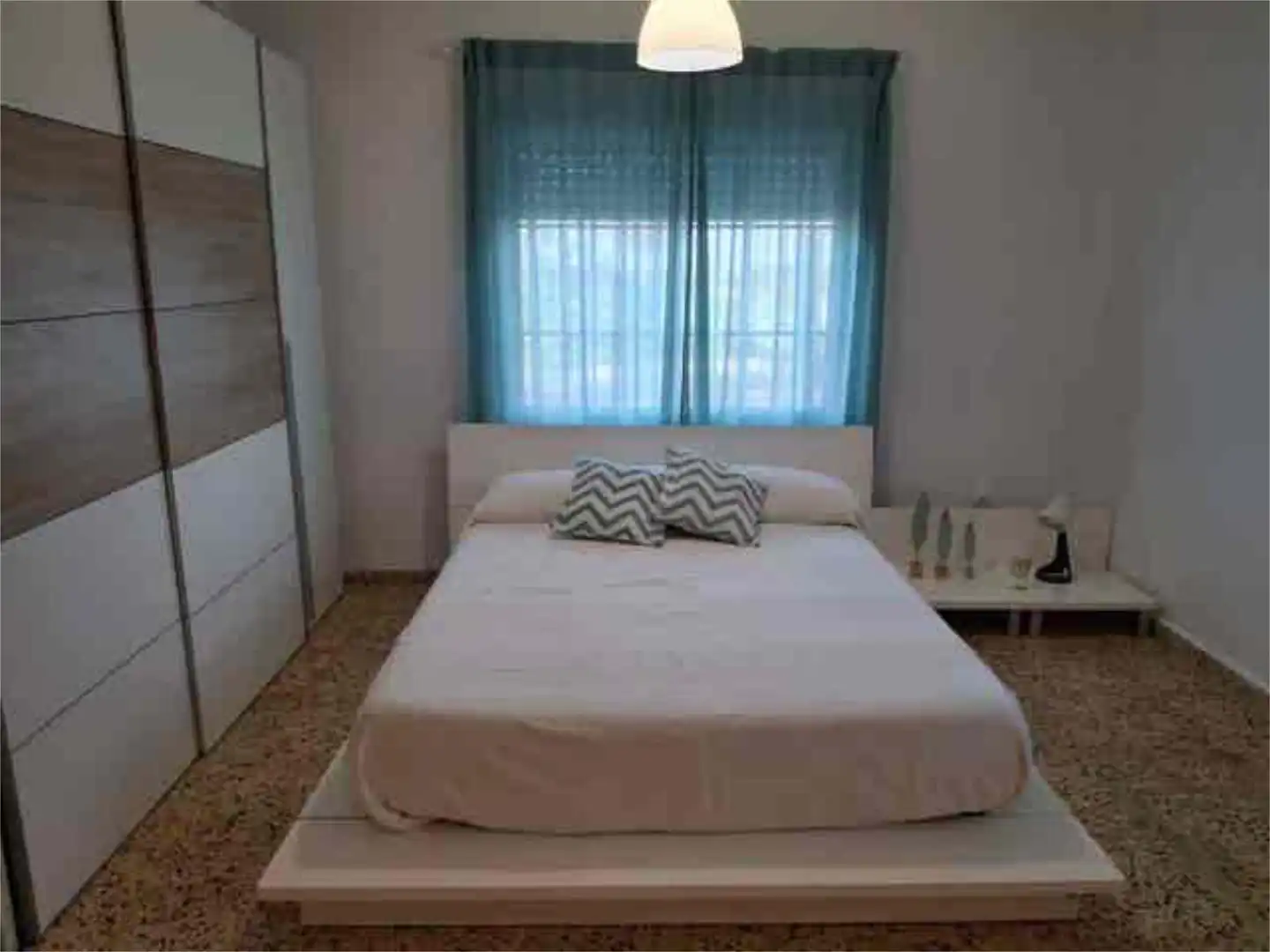 Casa adosada en venda a Monte Real Dormitori de Casa adosada en venda en Torrent amb Jardí privat, Terrassa i Piscina
