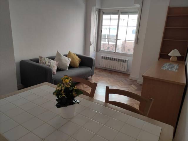 Piso en Venta en Calle de las Azucenas, 53 en Valdeacederas