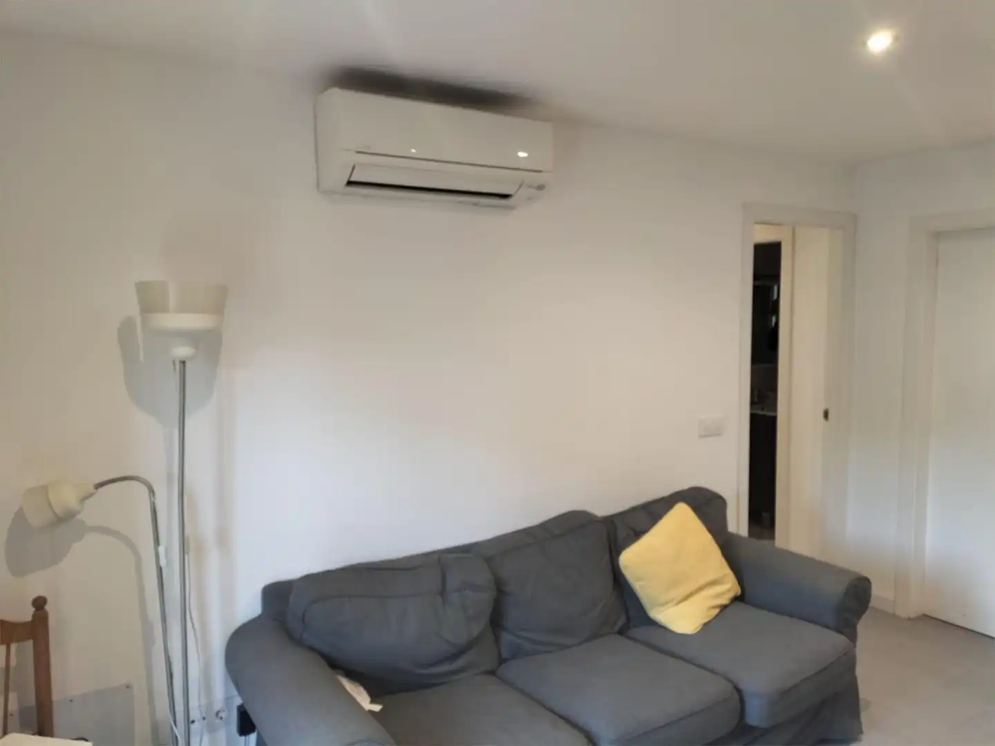 Sala de estar de Piso para compartir en Girona Capital con Aire acondicionado, Amueblado y Balcón