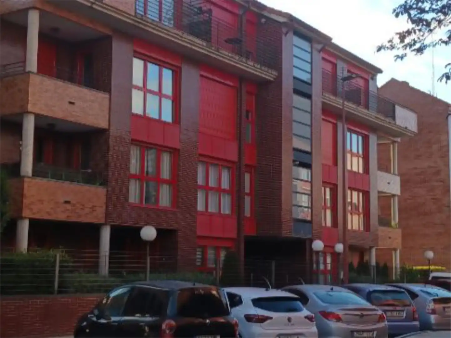 Pis en venda a Calle de la Senda, 1, Las Villas - Valparaiso - El Peral Vista exterior de Pis en venda en Valladolid amb Aire condicionat, Calefacció i Jardí privat