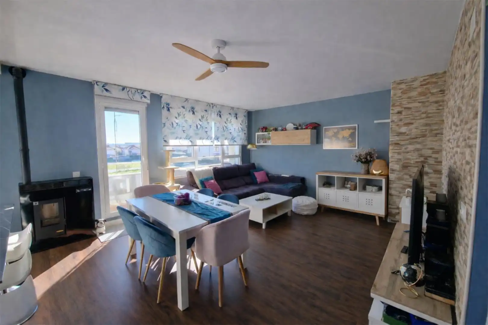 Sala de estar de Ático en venta en Castellanos de Moriscos con Calefacción, Parquet y Terraza