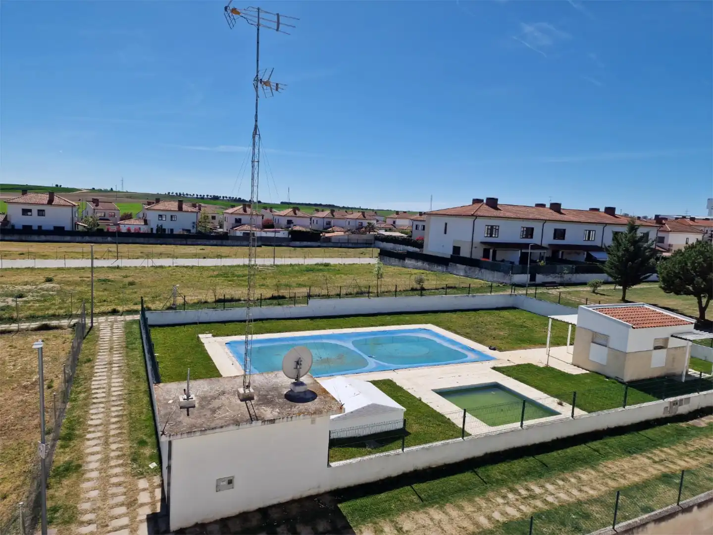 Piscina de Ático en venta en Castellanos de Moriscos con Calefacción, Parquet y Terraza