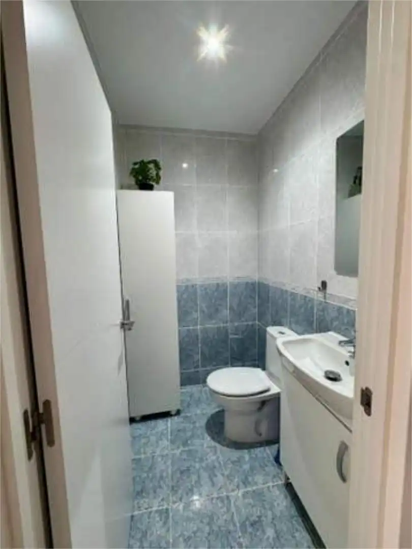 Badezimmer von Einfamilien-Reihenhaus zum Verkauf in Tielmes mit Privatgarten und Terrasse