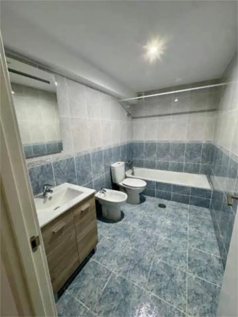 Badezimmer von Einfamilien-Reihenhaus zum Verkauf in Tielmes mit Privatgarten und Terrasse