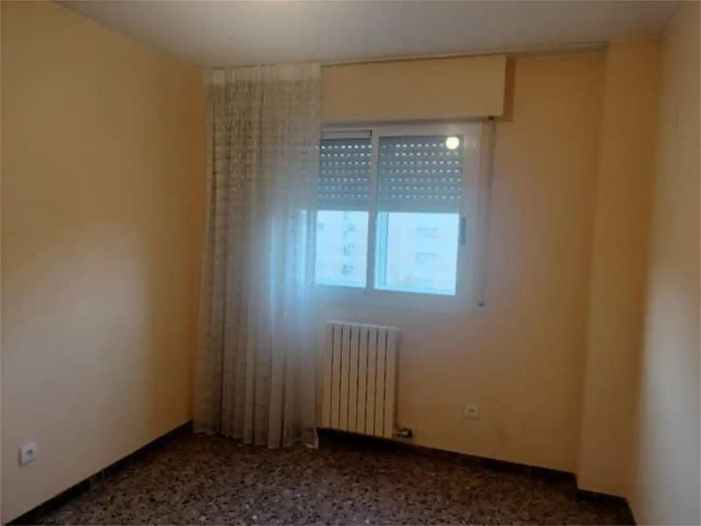 Habitación de Piso de alquiler en  Zaragoza Capital con Calefacción