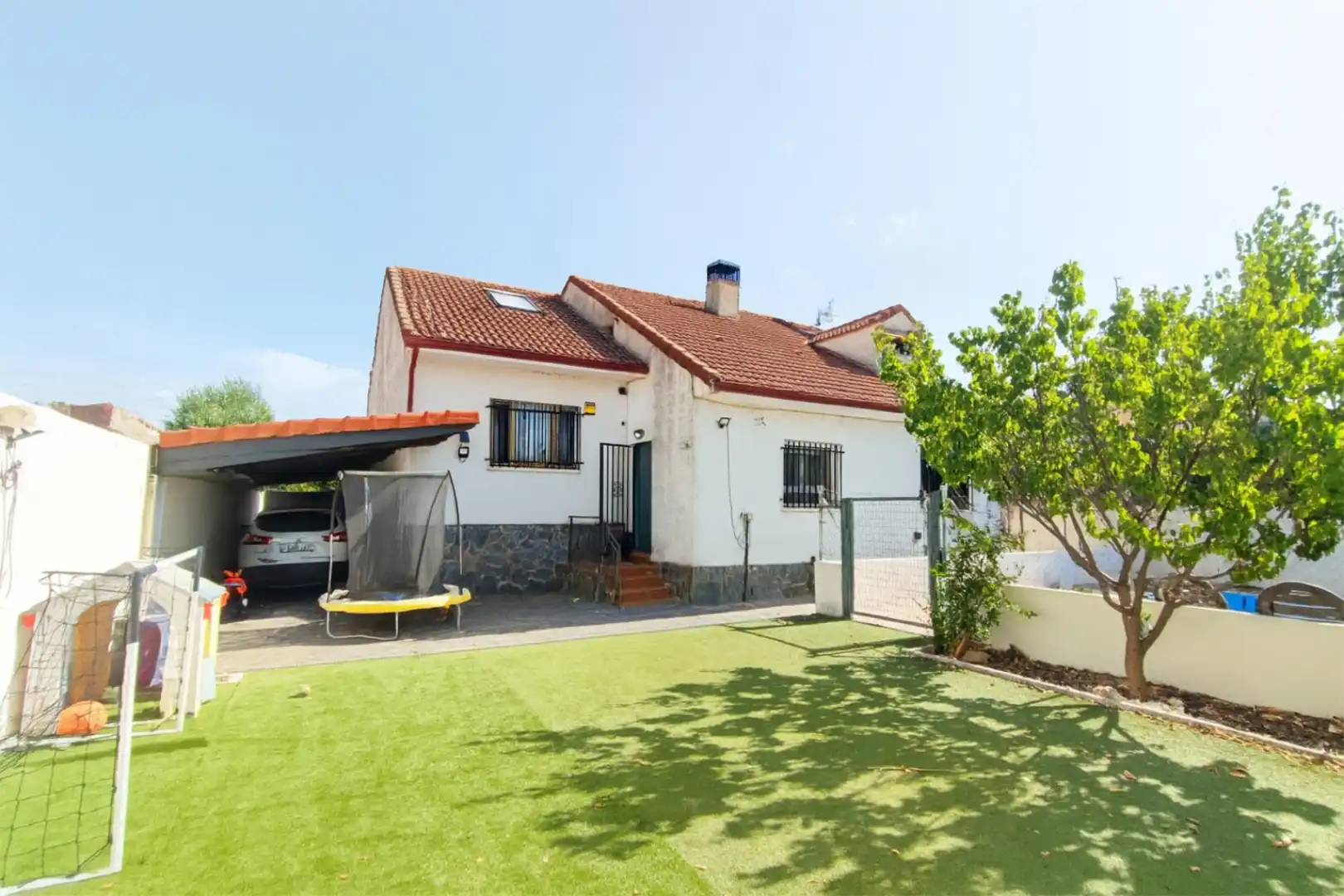 Vista exterior de Casa o xalet en venda en Valdetorres de Jarama amb Piscina