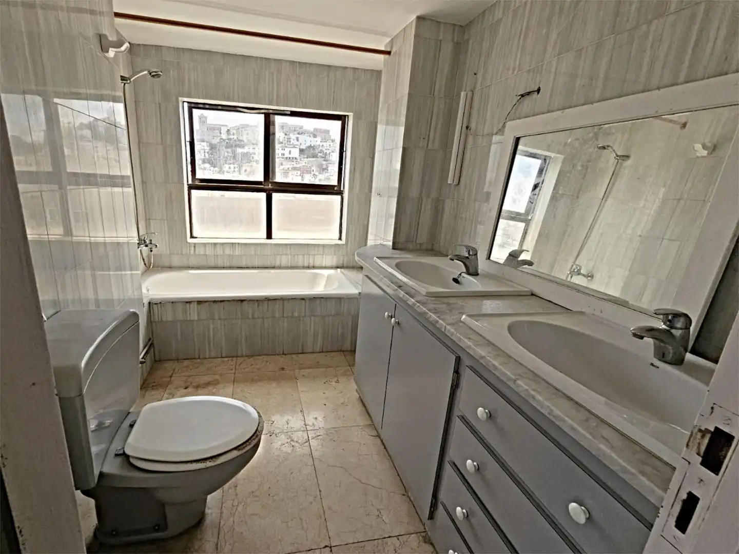 Attic for sale in Avinguda de Bartomeu de Roselló, 25, S'Eixample - Can Misses Bathroom of Attic for sale in Eivissa with Terrace and Balcony