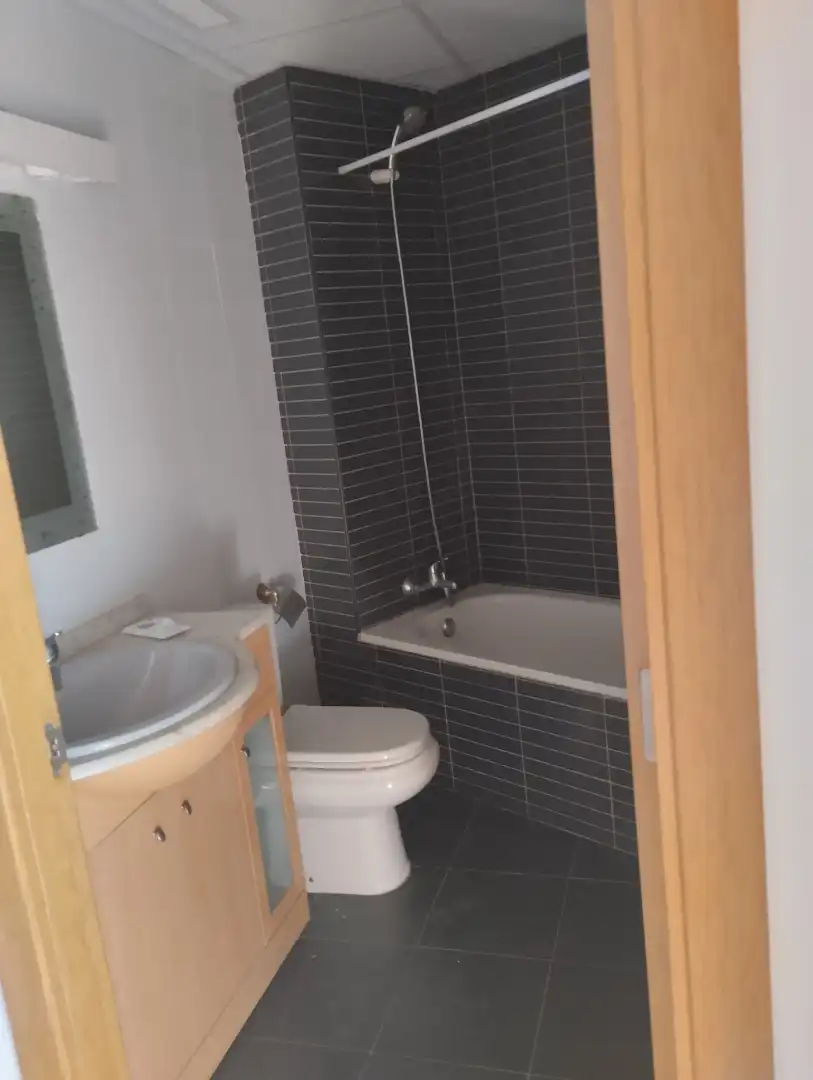 Badezimmer von Maisonette zum Verkauf in Zaragoza mit Klimaanlage, Privatgarten und Parkett