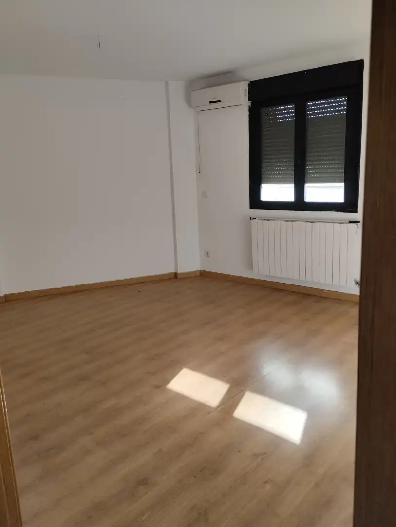 Maisonette zum Verkauf in Zaragoza mit Klimaanlage, Privatgarten und Parkett