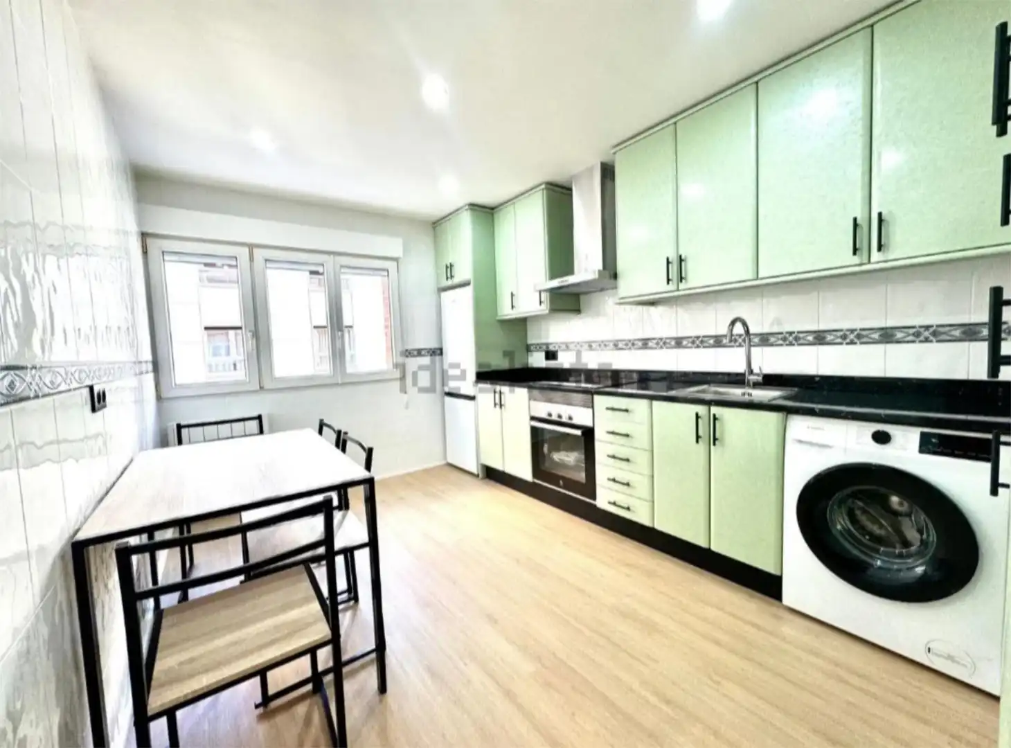 Cuina de Pis en venda en Gijón  amb Calefacció, Parquet i Forn