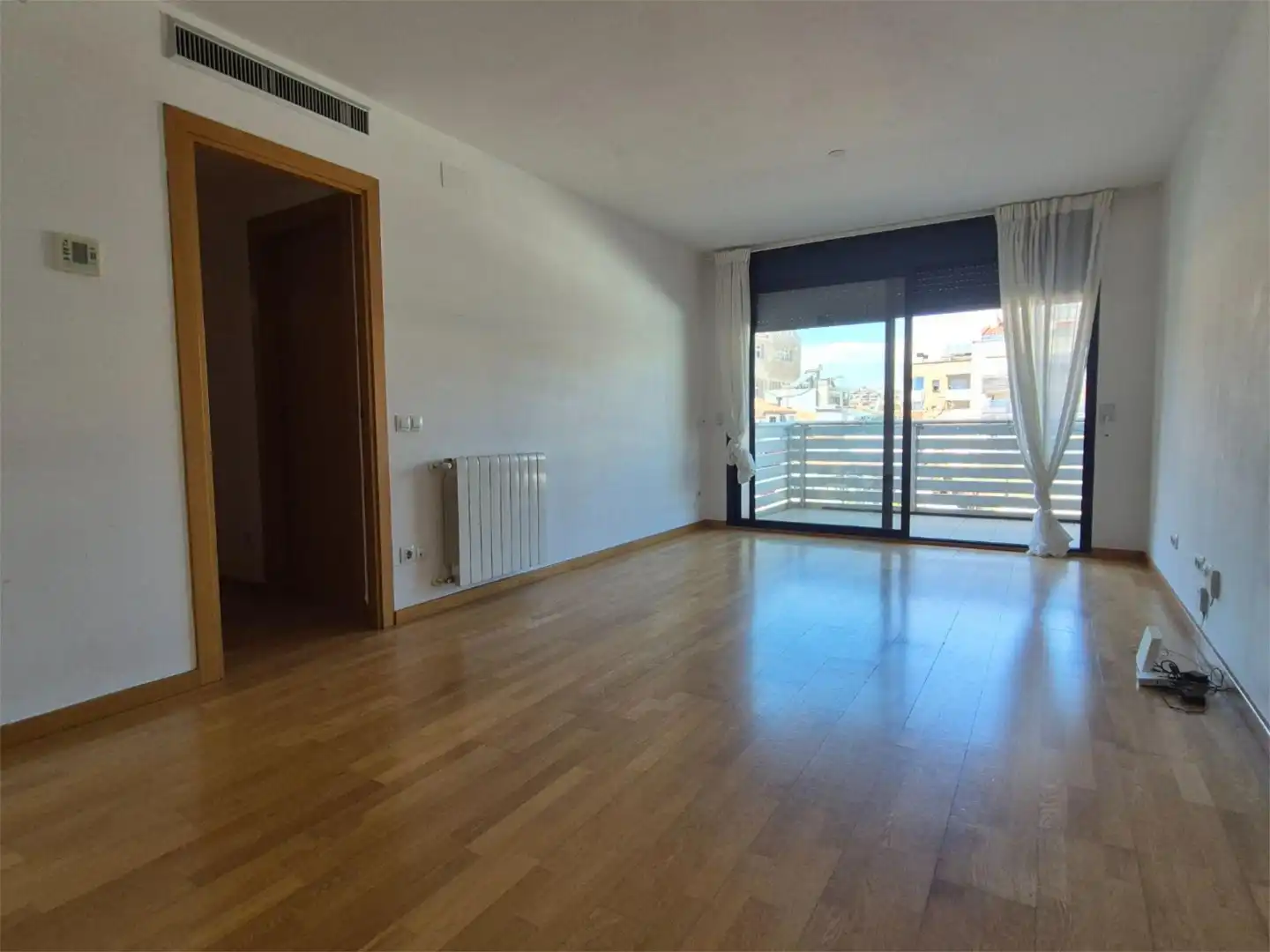 Piso en venta en Carrer d'Eduard Maristany, 80, Progrés - Pep Ventura Sala de estar de Piso en venta en Badalona con Aire acondicionado, Calefacción y Parquet