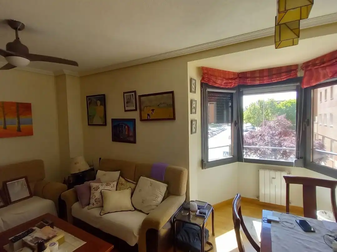 Piso en venta en Calle Vigo, 1, Pryconsa - Juan de Austria Sala de estar de Piso en venta en Alcalá de Henares con Aire acondicionado, Calefacción y Jardín privado