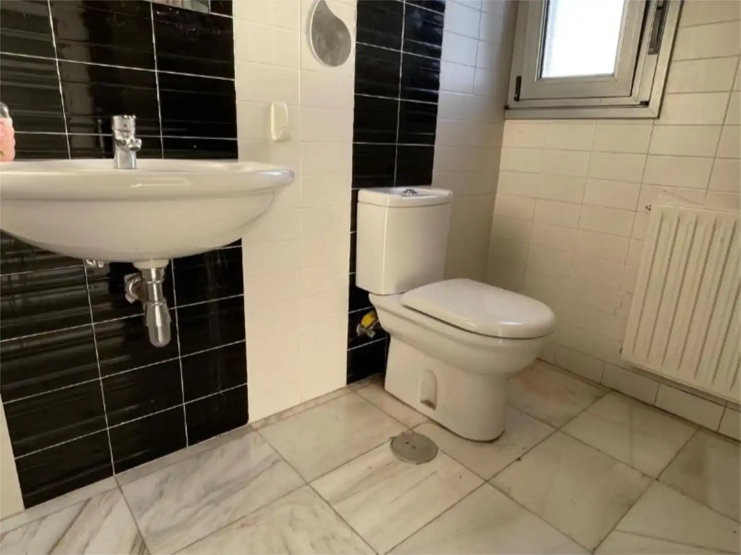 Wohnung zur Miete in Calle Manuel Fernández Avello, 14, HUCA - La Cadellada Badezimmer von Wohnung zur Miete in Oviedo mit Terrasse