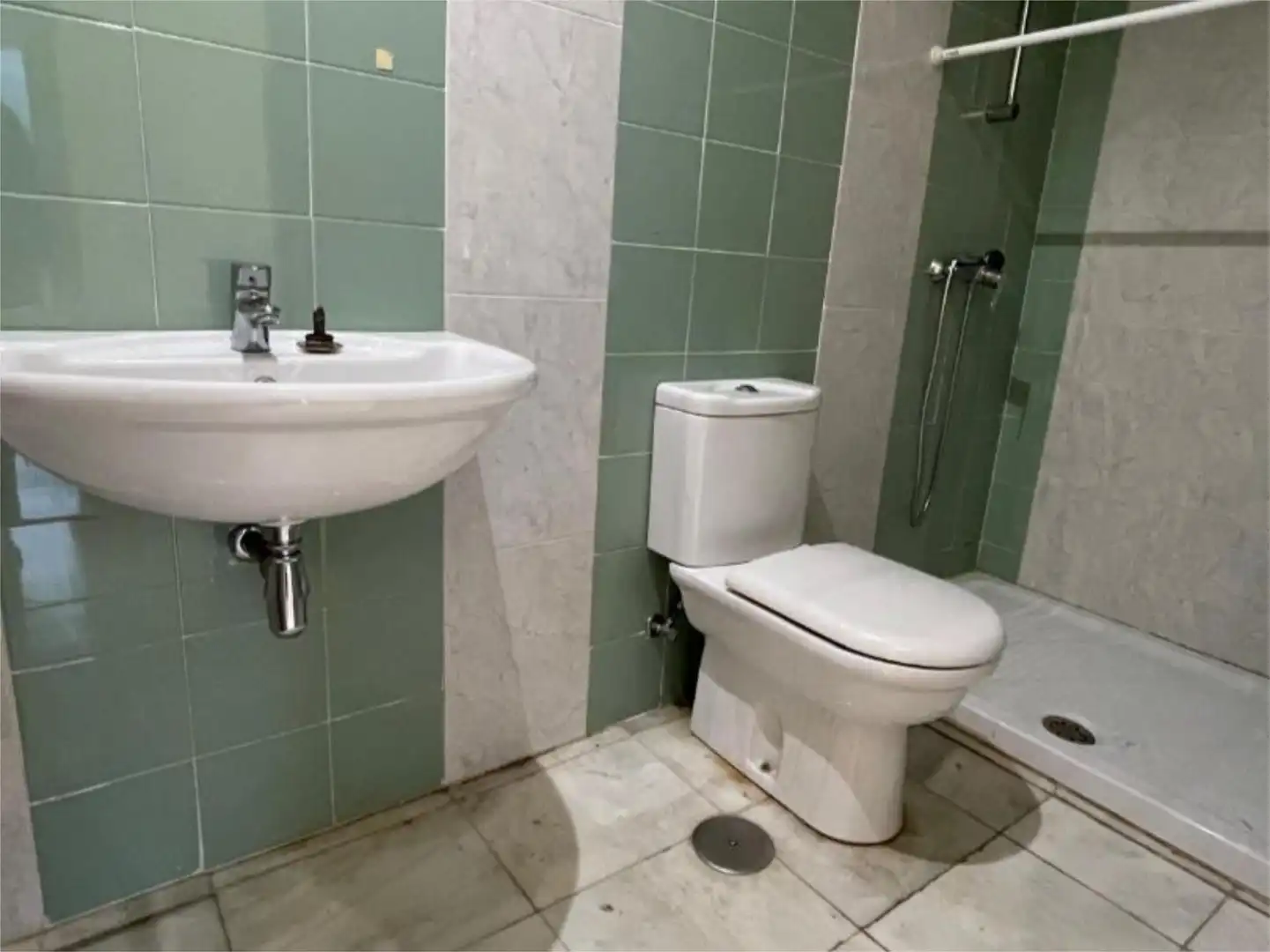 Wohnung zur Miete in Calle Manuel Fernández Avello, 14, HUCA - La Cadellada Badezimmer von Wohnung zur Miete in Oviedo mit Terrasse
