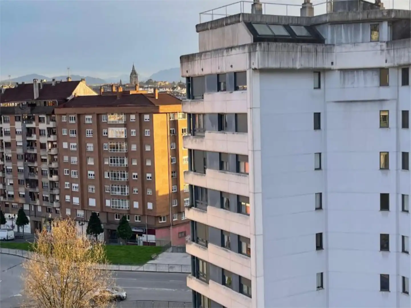 Wohnung zur Miete in Calle Manuel Fernández Avello, 14, HUCA - La Cadellada Außenansicht von Wohnung zur Miete in Oviedo mit Terrasse