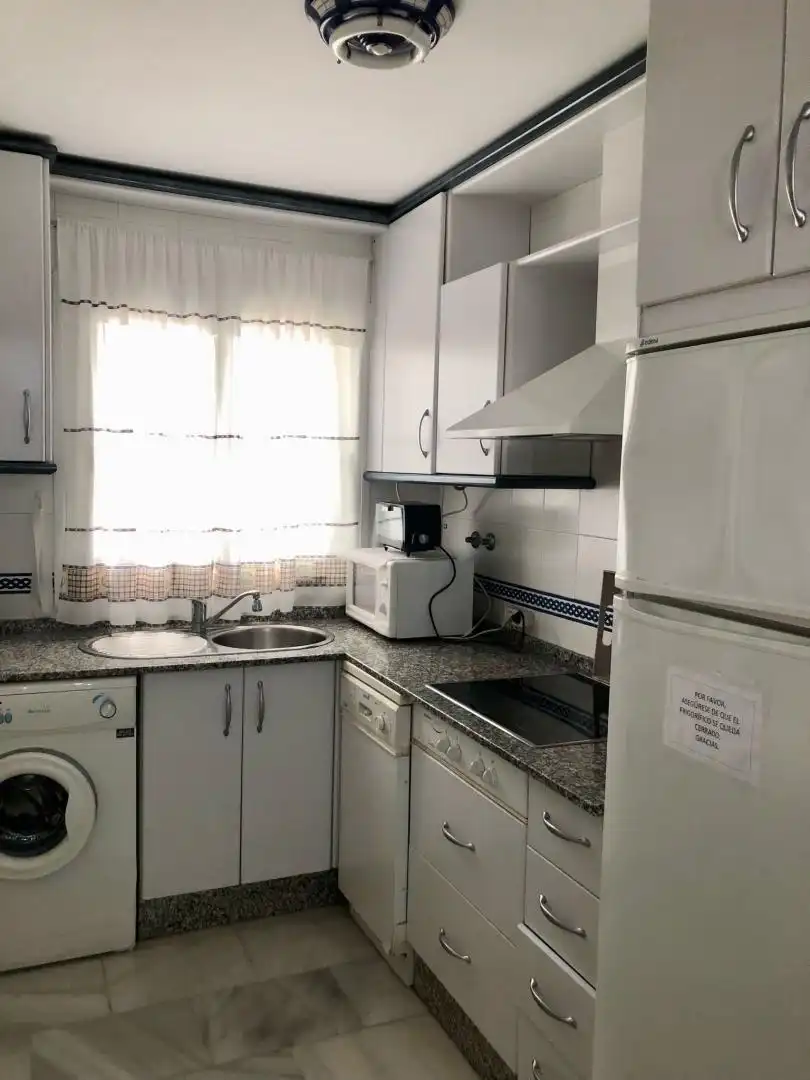 Apartamento de alquiler en Calle Asunción, 3, La Barrosa Cocina de Apartamento de alquiler en Chiclana de la Frontera con Calefacción, Terraza y Piscina