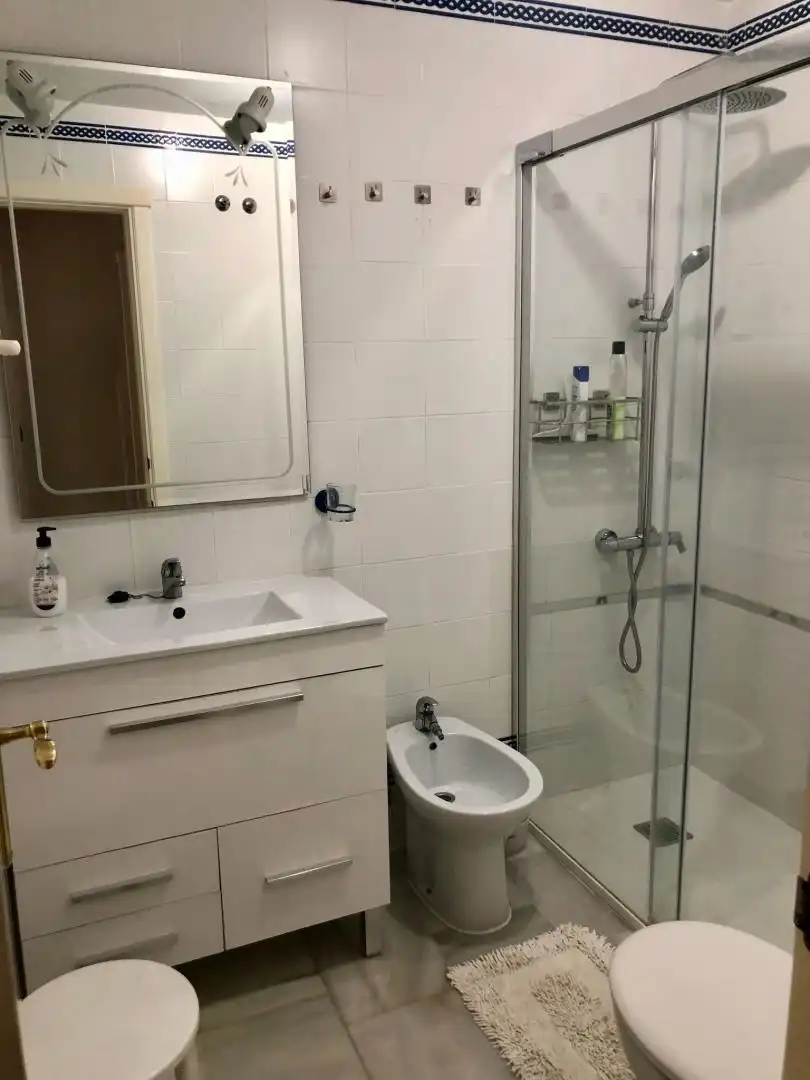 Apartamento de alquiler en Calle Asunción, 3, La Barrosa Baño de Apartamento de alquiler en Chiclana de la Frontera con Calefacción, Terraza y Piscina