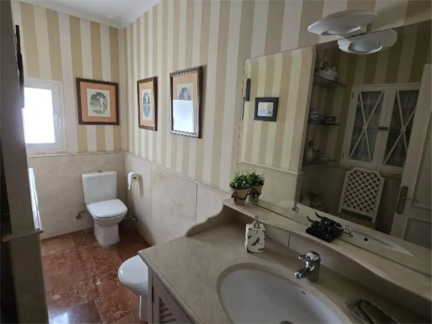 Baño de Piso en venta en Algeciras con Aire acondicionado, Calefacción y Jardín privado