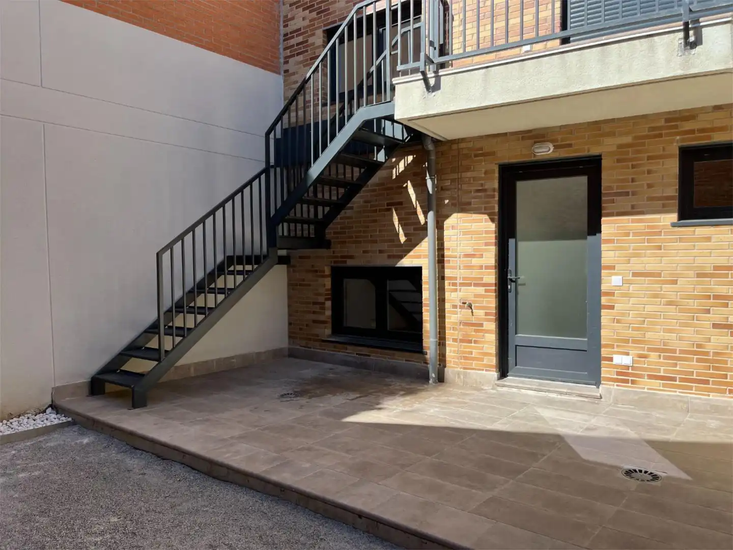 Vista exterior de Pis de lloguer en  Madrid Capital amb Aire condicionat, Calefacció i Jardí privat