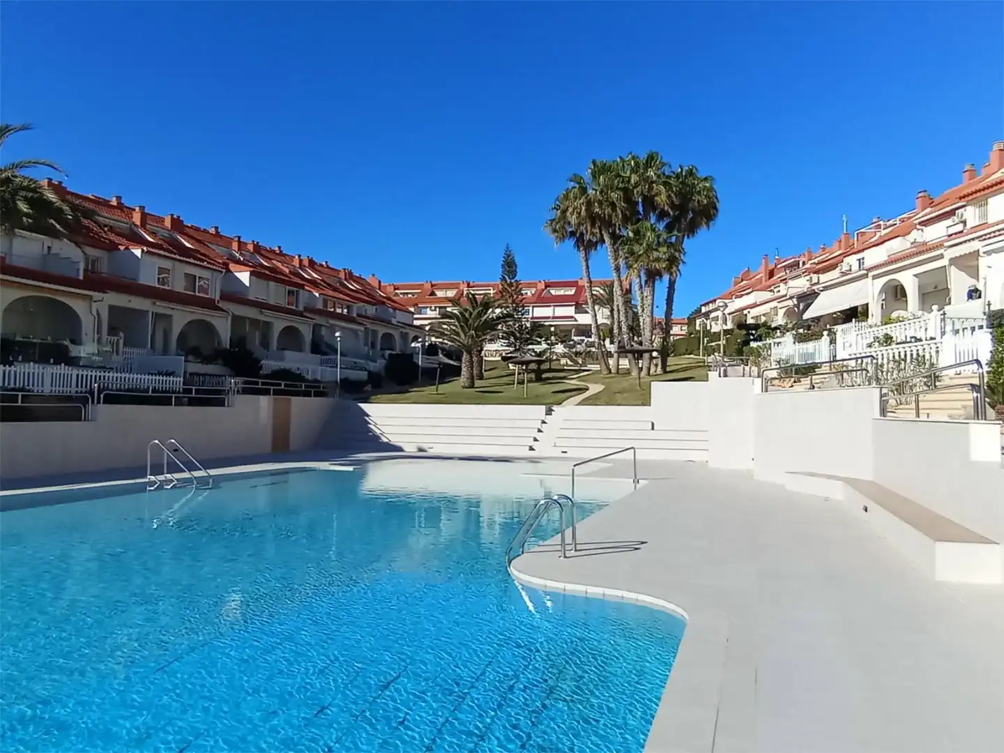 Piscina de Casa adosada en venta en Alicante / Alacant con Terraza, Piscina y Balcón