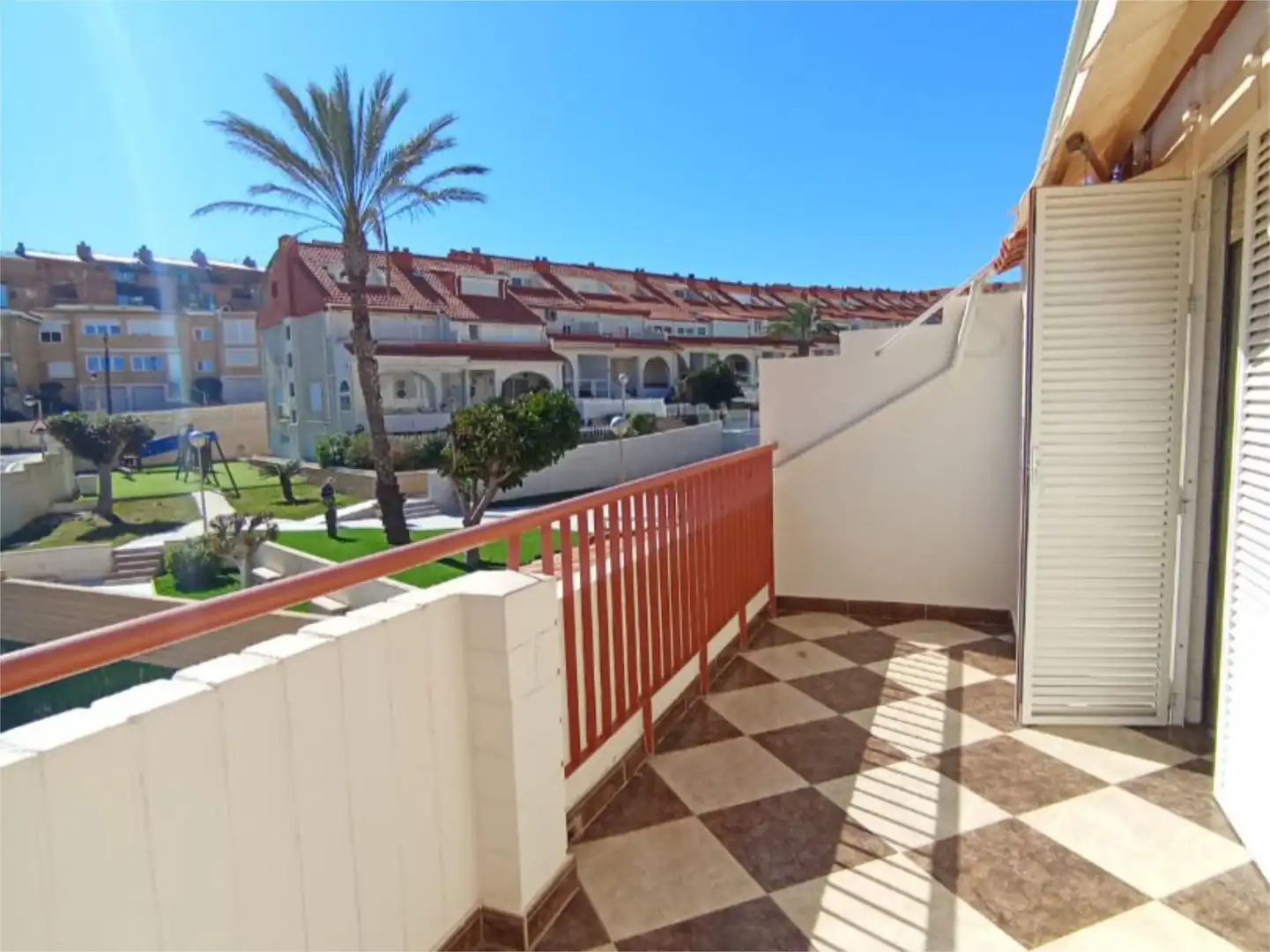 Einfamilien-Reihenhaus zum Verkauf in Calle de la Dorada, 6, Playa de San Juan - El Cabo de las Huertas Terrasse von Einfamilien-Reihenhaus zum Verkauf in Alicante / Alacant mit Terrasse, Schwimmbad und Balkon