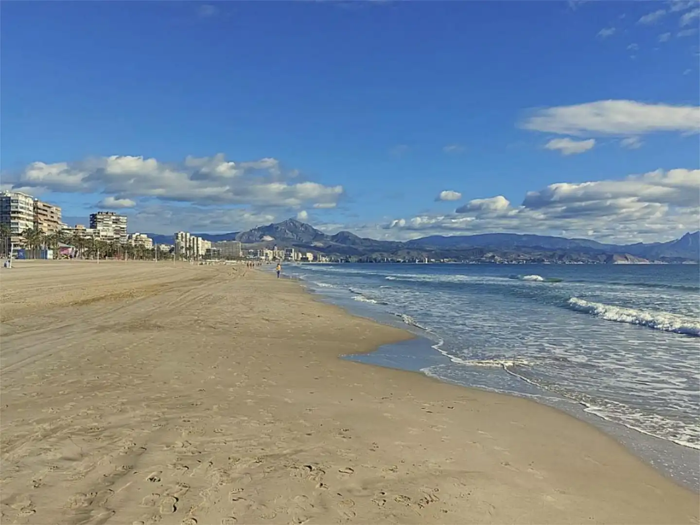 Einfamilien-Reihenhaus zum Verkauf in Calle de la Dorada, 6, Playa de San Juan - El Cabo de las Huertas Außenansicht von Einfamilien-Reihenhaus zum Verkauf in Alicante / Alacant mit Terrasse, Schwimmbad und Balkon