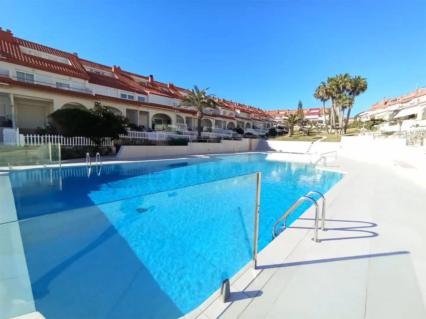 Einfamilien-Reihenhaus zum Verkauf in Calle de la Dorada, 6, Playa de San Juan - El Cabo de las Huertas Schwimmbecken von Einfamilien-Reihenhaus zum Verkauf in Alicante / Alacant mit Terrasse, Schwimmbad und Balkon