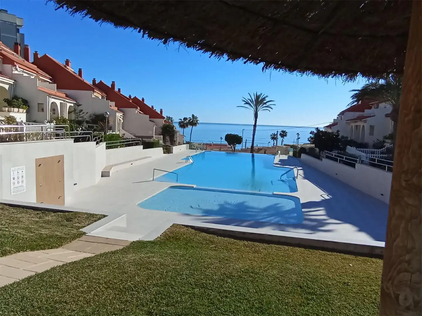 Einfamilien-Reihenhaus zum Verkauf in Calle de la Dorada, 6, Playa de San Juan - El Cabo de las Huertas Schwimmbecken von Einfamilien-Reihenhaus zum Verkauf in Alicante / Alacant mit Terrasse, Schwimmbad und Balkon