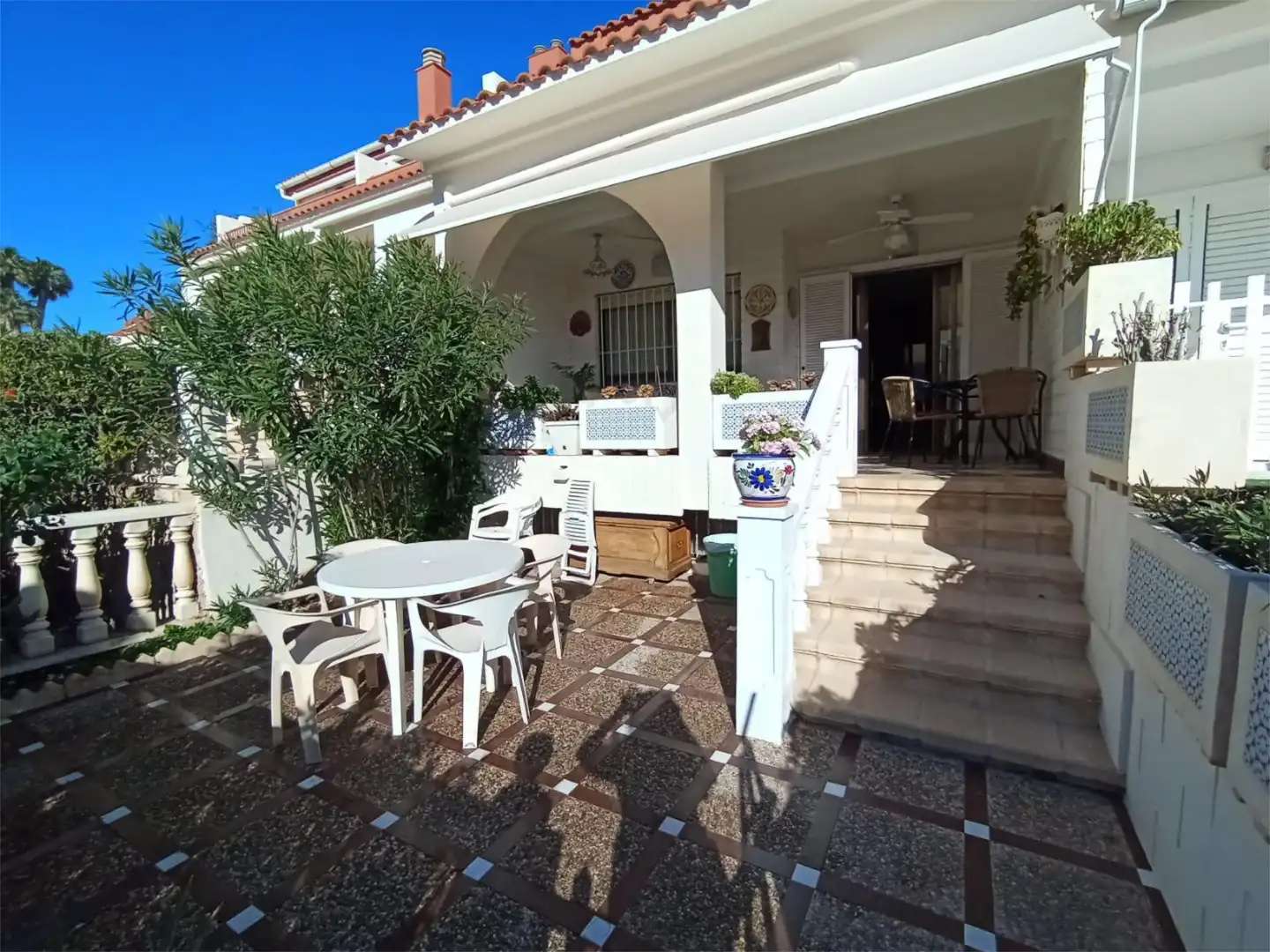 Einfamilien-Reihenhaus zum Verkauf in Calle de la Dorada, 6, Playa de San Juan - El Cabo de las Huertas Terrasse von Einfamilien-Reihenhaus zum Verkauf in Alicante / Alacant mit Terrasse, Schwimmbad und Balkon