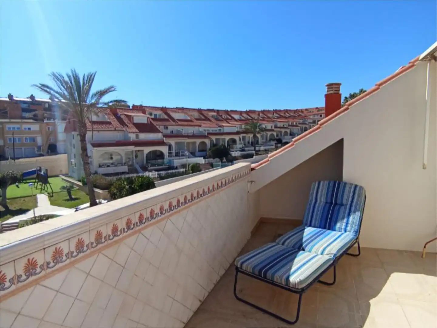 Einfamilien-Reihenhaus zum Verkauf in Calle de la Dorada, 6, Playa de San Juan - El Cabo de las Huertas Terrasse von Einfamilien-Reihenhaus zum Verkauf in Alicante / Alacant mit Terrasse, Schwimmbad und Balkon