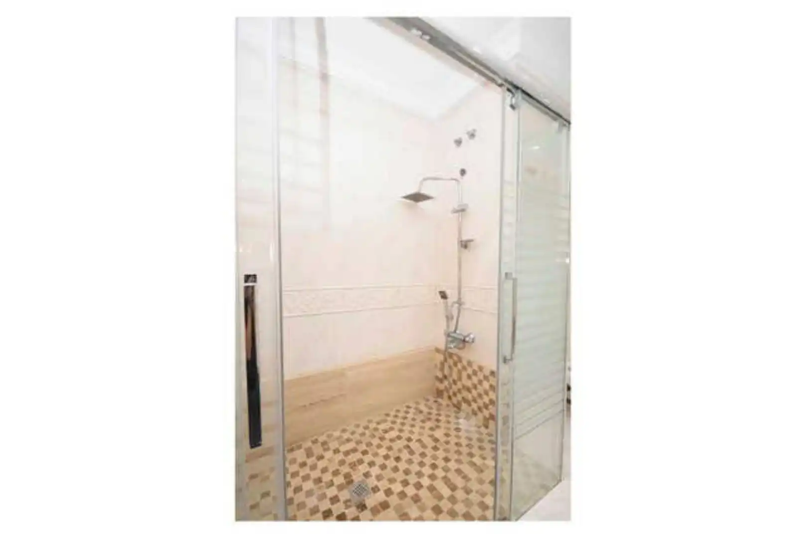 Badezimmer von Einfamilien-Reihenhaus zum Verkauf in Torrevieja mit Terrasse und Schwimmbad