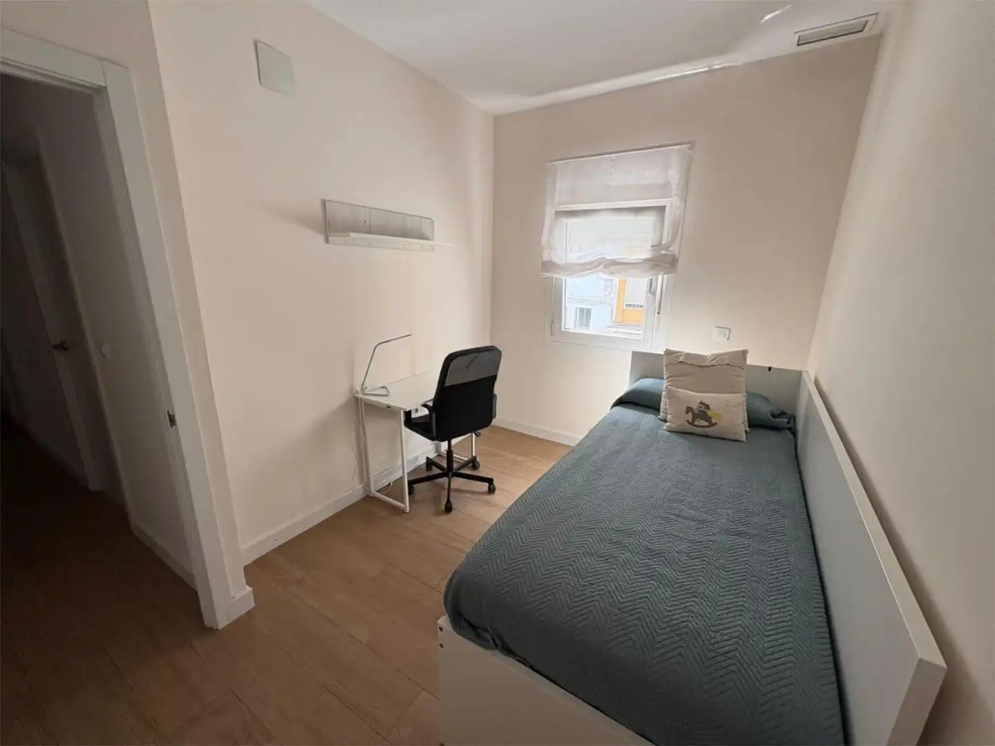 Room in Calle Sanlúcar la Mayor, 35, Tiro de Línea