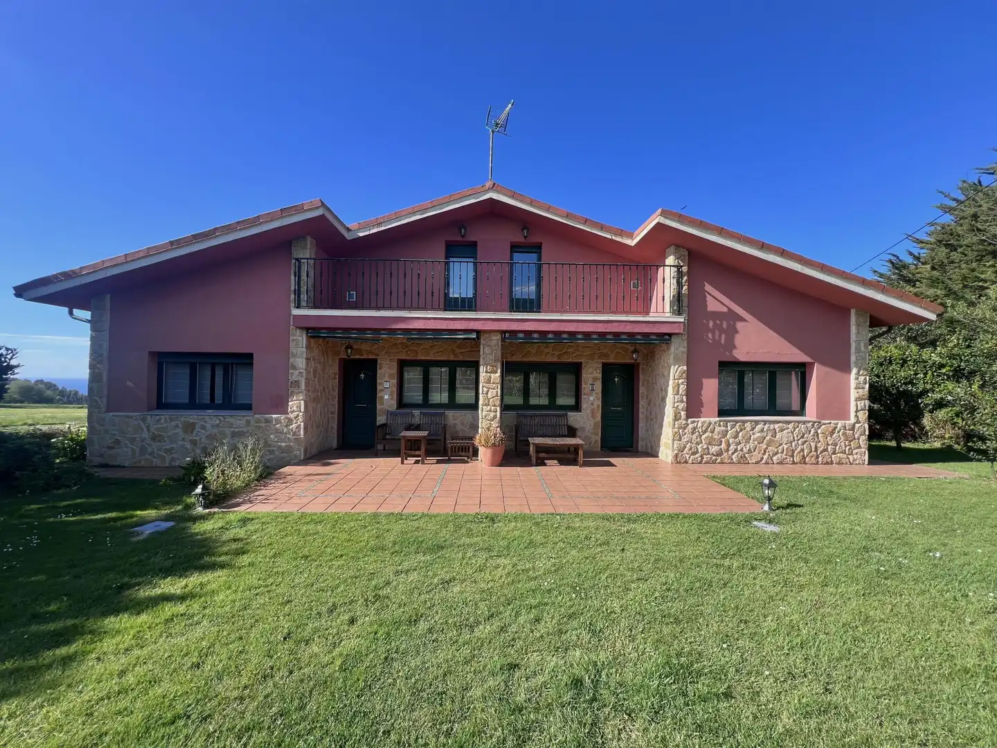 Casa o chalet en venta en Vv-12, 3, Parroquias surorientales Vista exterior de Casa o chalet en venta en Villaviciosa con Terraza, Piscina y Balcón