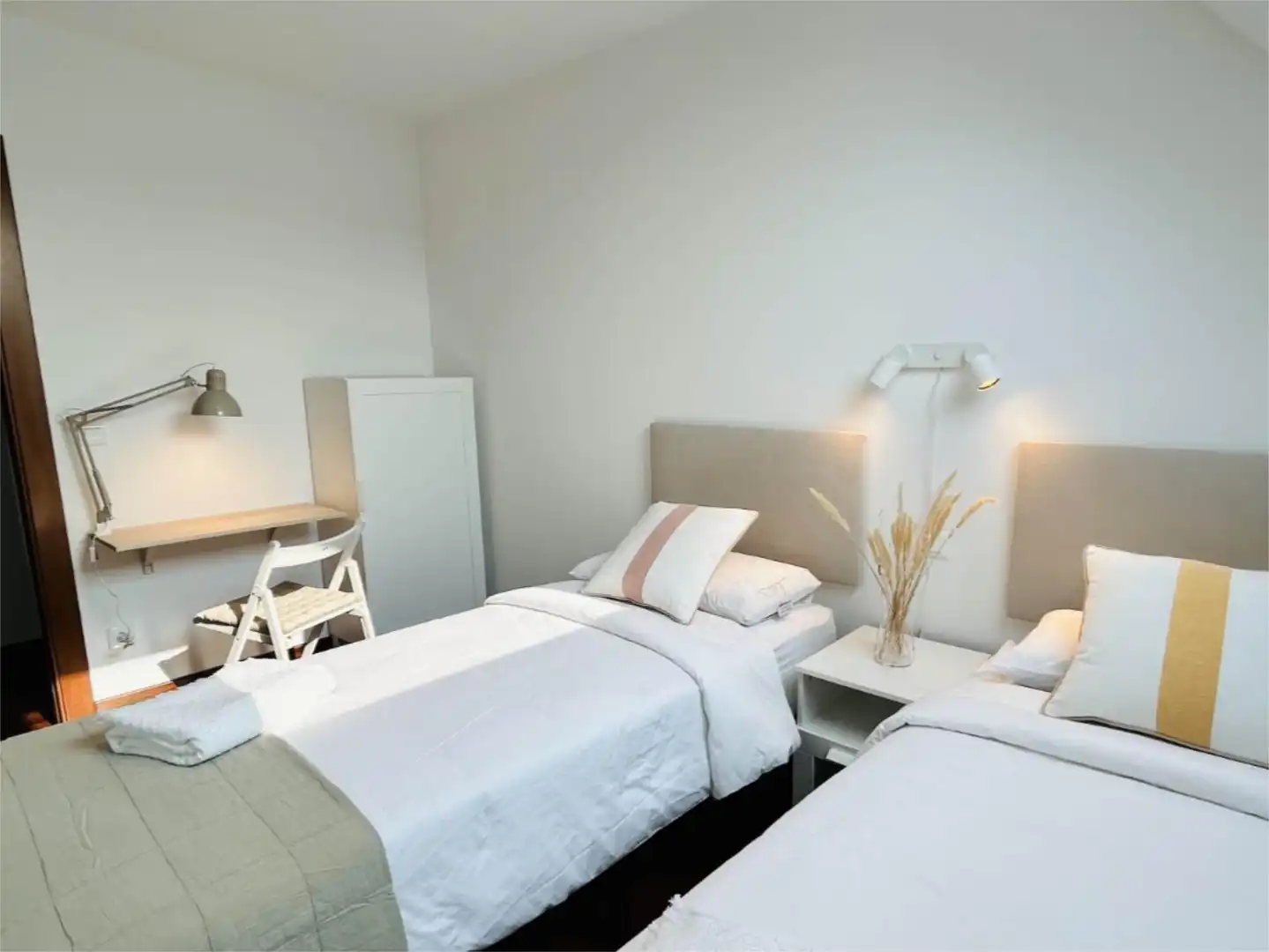 Habitación de Piso en venta en Santa Cruz de Bezana con Terraza, Piscina y Balcón