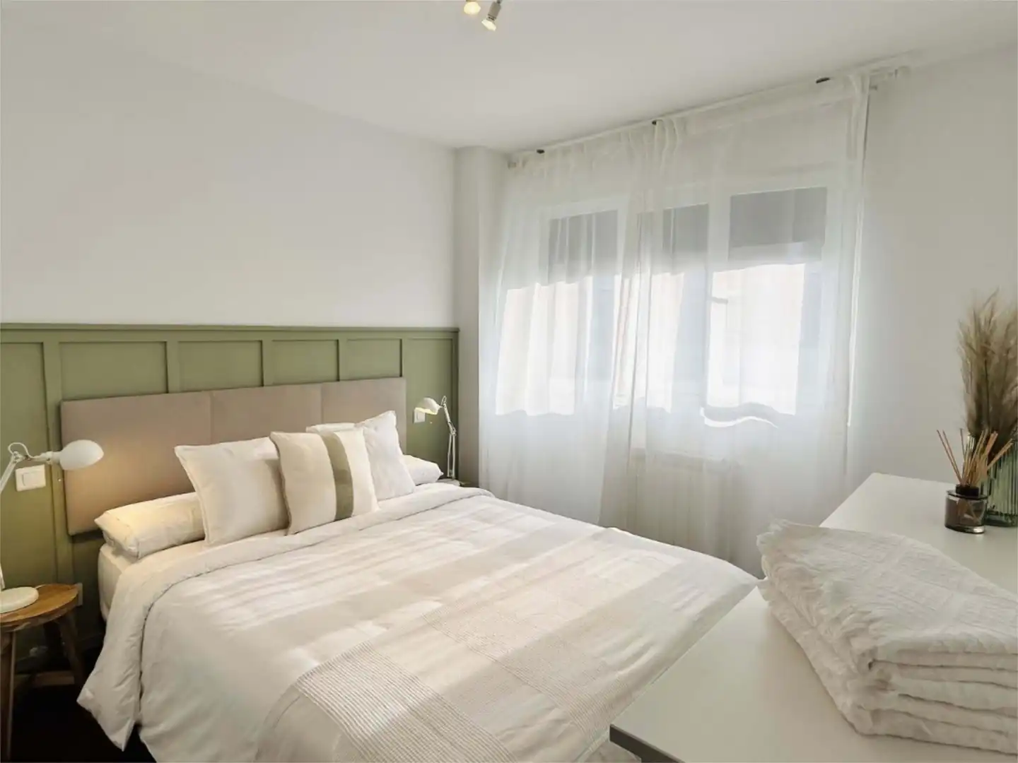 Habitación de Piso en venta en Santa Cruz de Bezana con Terraza, Piscina y Balcón