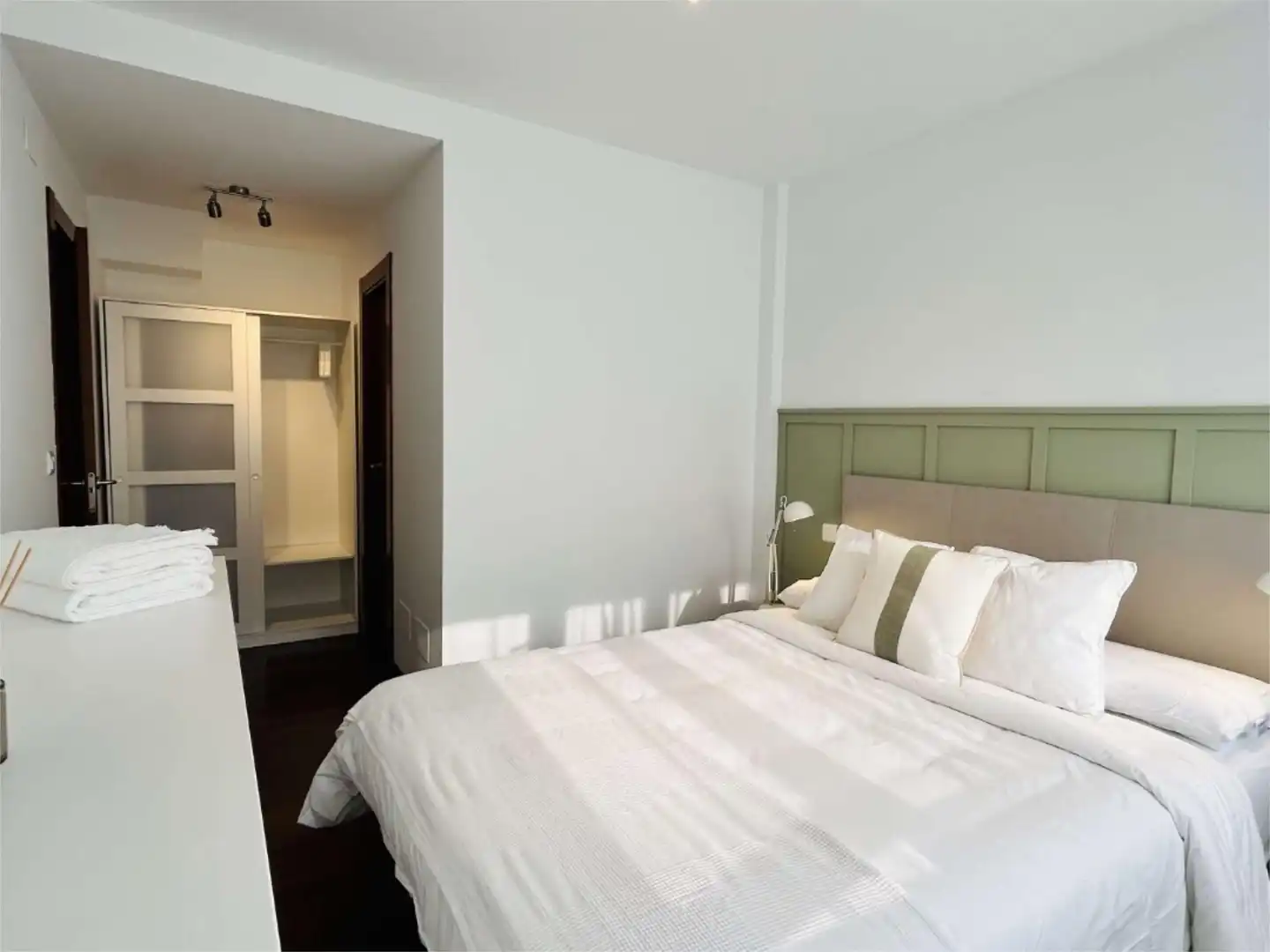 Habitación de Piso en venta en Santa Cruz de Bezana con Terraza, Piscina y Balcón